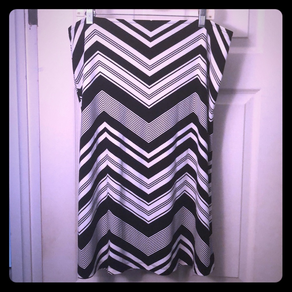 Black and white knee length NY & Co skirt